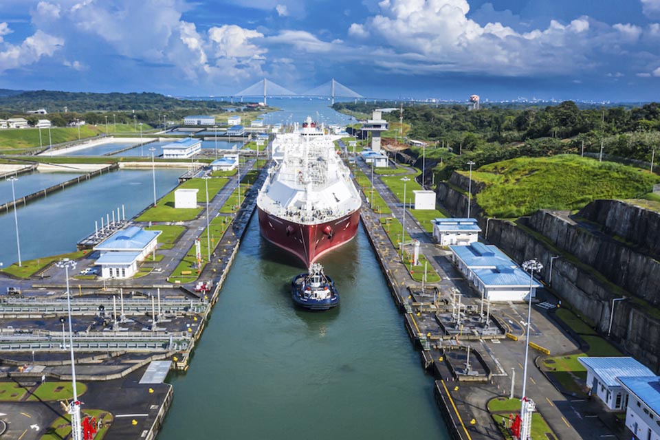 Canal de Panamá: Tránsitos de tanqueros GNL caen 30% en diciembre por desvíos de naves.